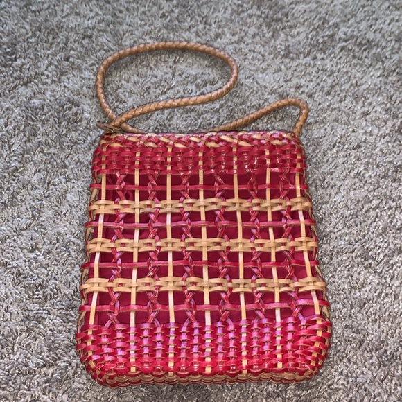 RED WEAVED HAND BAG - Picture 2 of 3